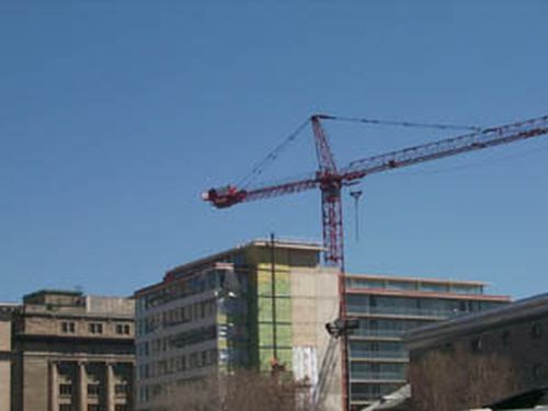 The value of building permits issued by municipalities rose 5.3% in March