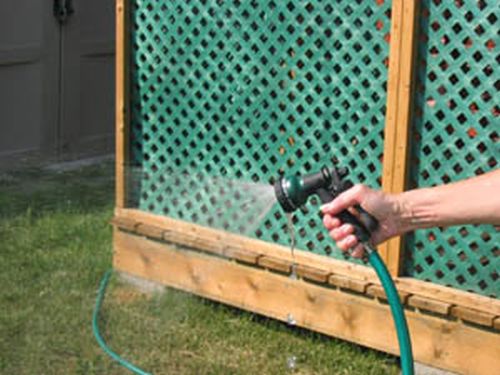 It is necessary to sprinkle our lawns and gardens in a reasonable way in periods of heat